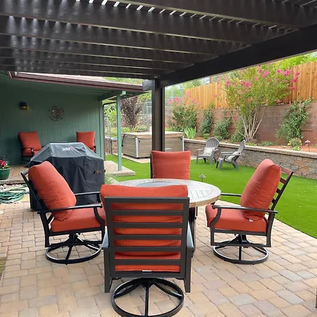 Exquisite Uptown Destination With Hot Tub Hotel